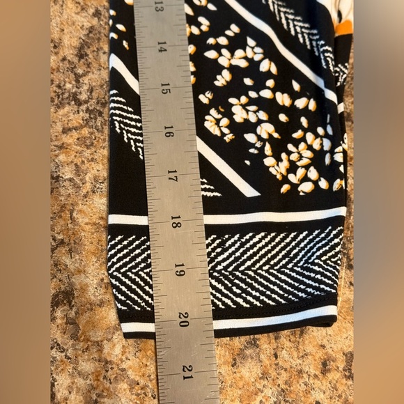JM Collection Floral Chain Poly Span Tunic Top Black White Gold Toggles Med - Picture 11 of 15